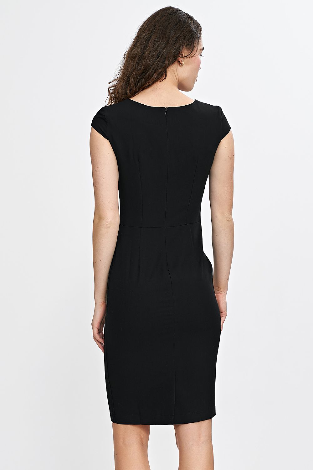 Back zipper fastening of Nife fitted midi dress allowing comfort and a perfect fit.
