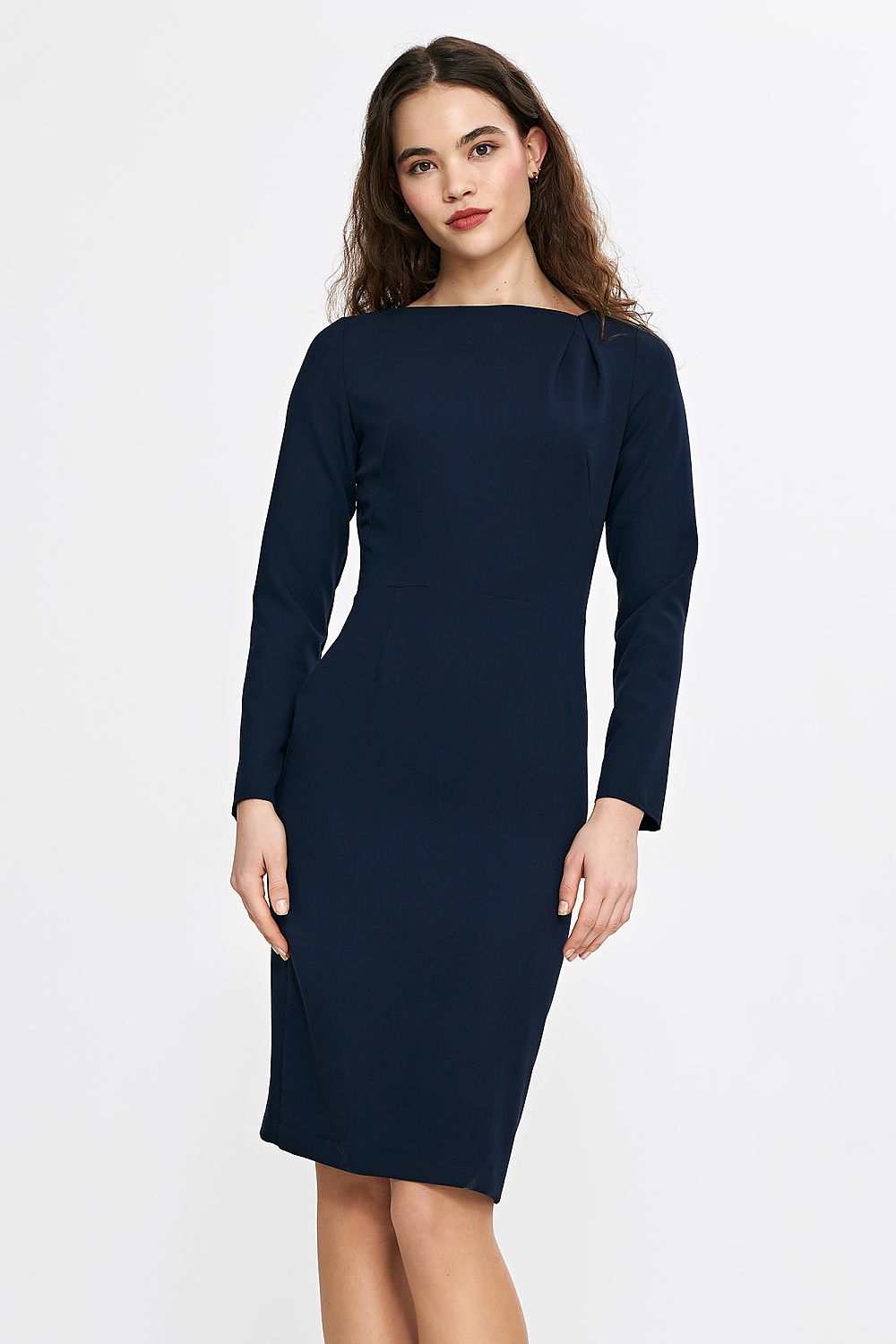 Elegant fitted day dress by Nife featuring a boat neckline and long sleeves, perfect for special occasions.
