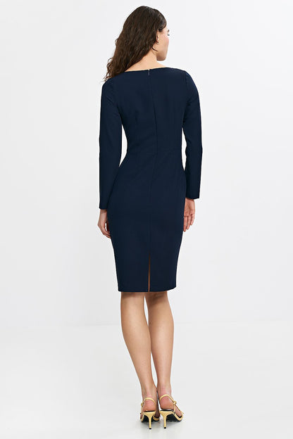 Elegant fitted daydress by Nife featuring a stylish boat neckline, long sleeves, and knee-length design, perfect for elegant outings and special occasions, available in sizes EU 36-42.