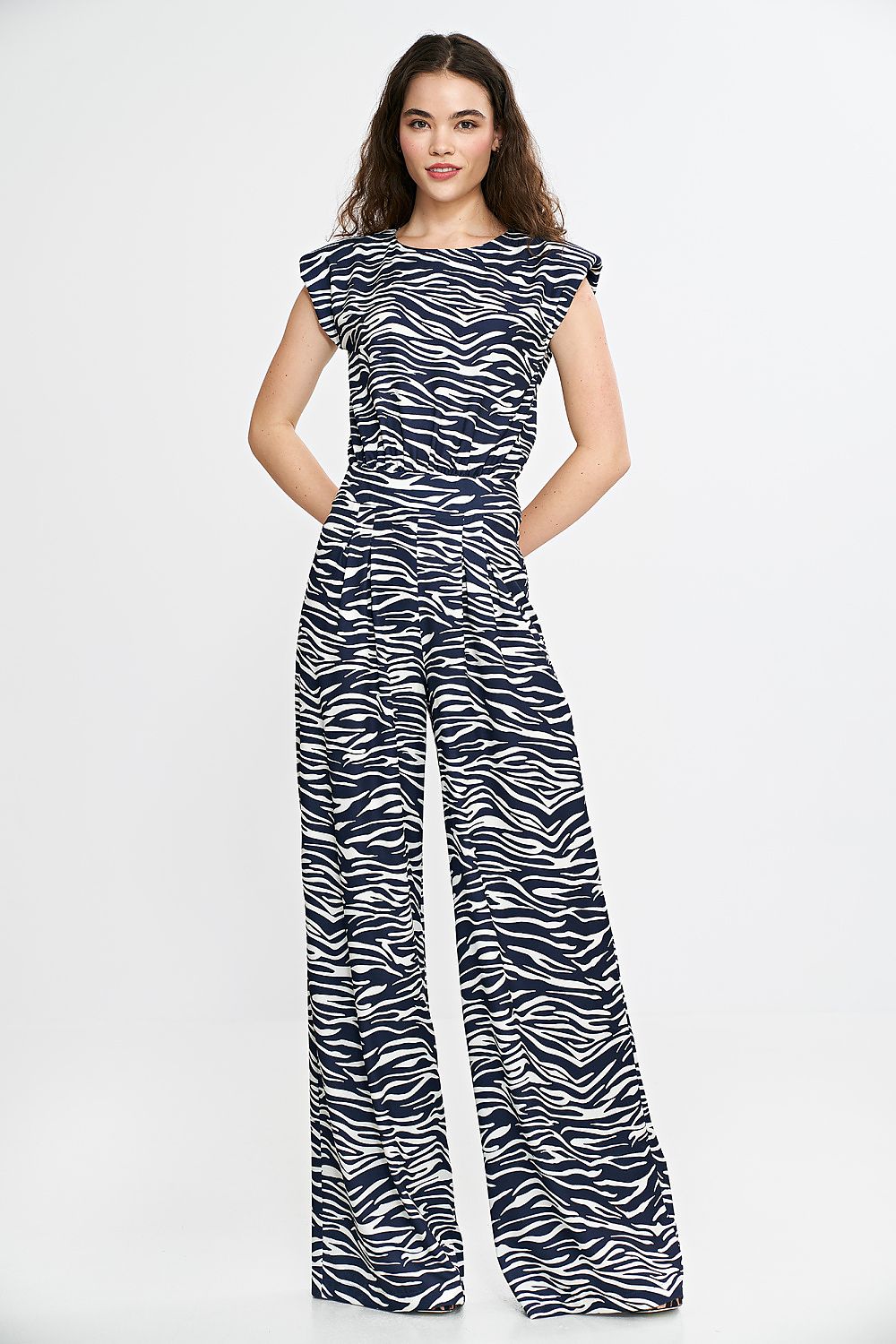 Chic palazzo trousers of the Nife women's jumpsuit accentuating a refined silhouette, perfect for special occasions and elegant outings.