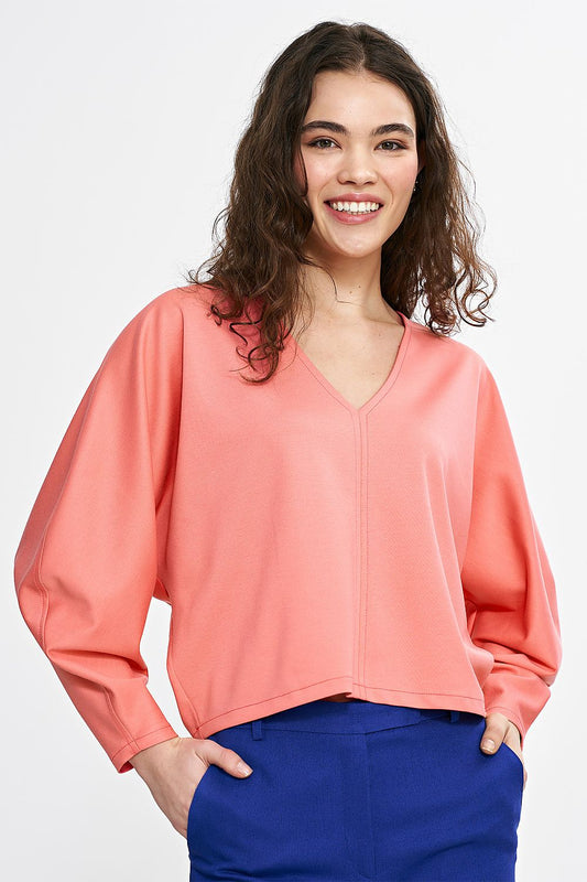 Elegant Nife oversized V-neck blouse featuring unique balloon and batwing sleeves, in a soft viscose blend, suitable for sizes EU 36-42, ideal for chic everyday and special occasion wear.