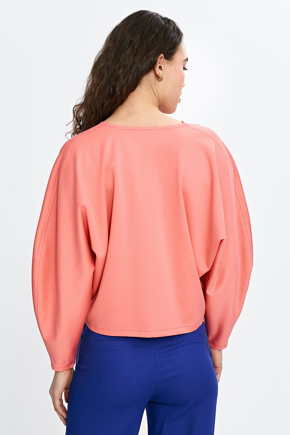 Elegant Nife oversized blouse showcasing unique balloon and batwing sleeves, crafted from high-quality viscose blend for ultimate comfort and style.