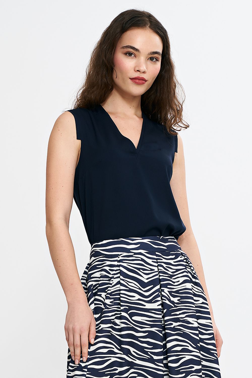 Close-up of Nife's V-neck sleeveless blouse, highlighting the premium viscose fabric and chic design details.