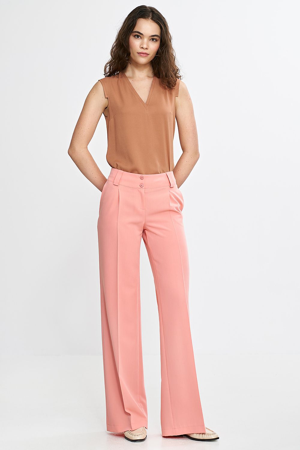 Luxurious Nife sleeveless blouse featured in a vibrant colour, designed for both comfort and sophistication in women's fashion.