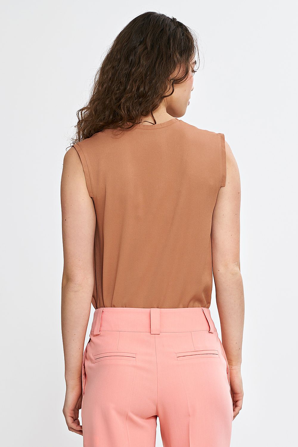 Elegant Nife sleeveless viscose blouse with V-neck, showcasing its delicate pleat finish and stylish design, perfect for sophisticated casual or formal outfits.