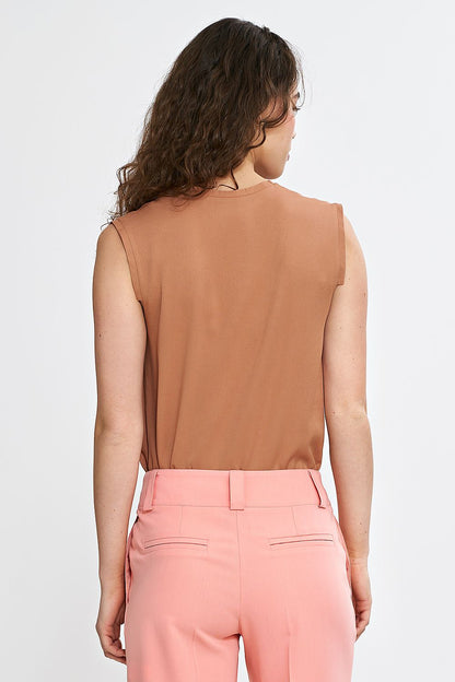 Elegant Nife sleeveless viscose blouse with V-neck, showcasing its delicate pleat finish and stylish design, perfect for sophisticated casual or formal outfits.
