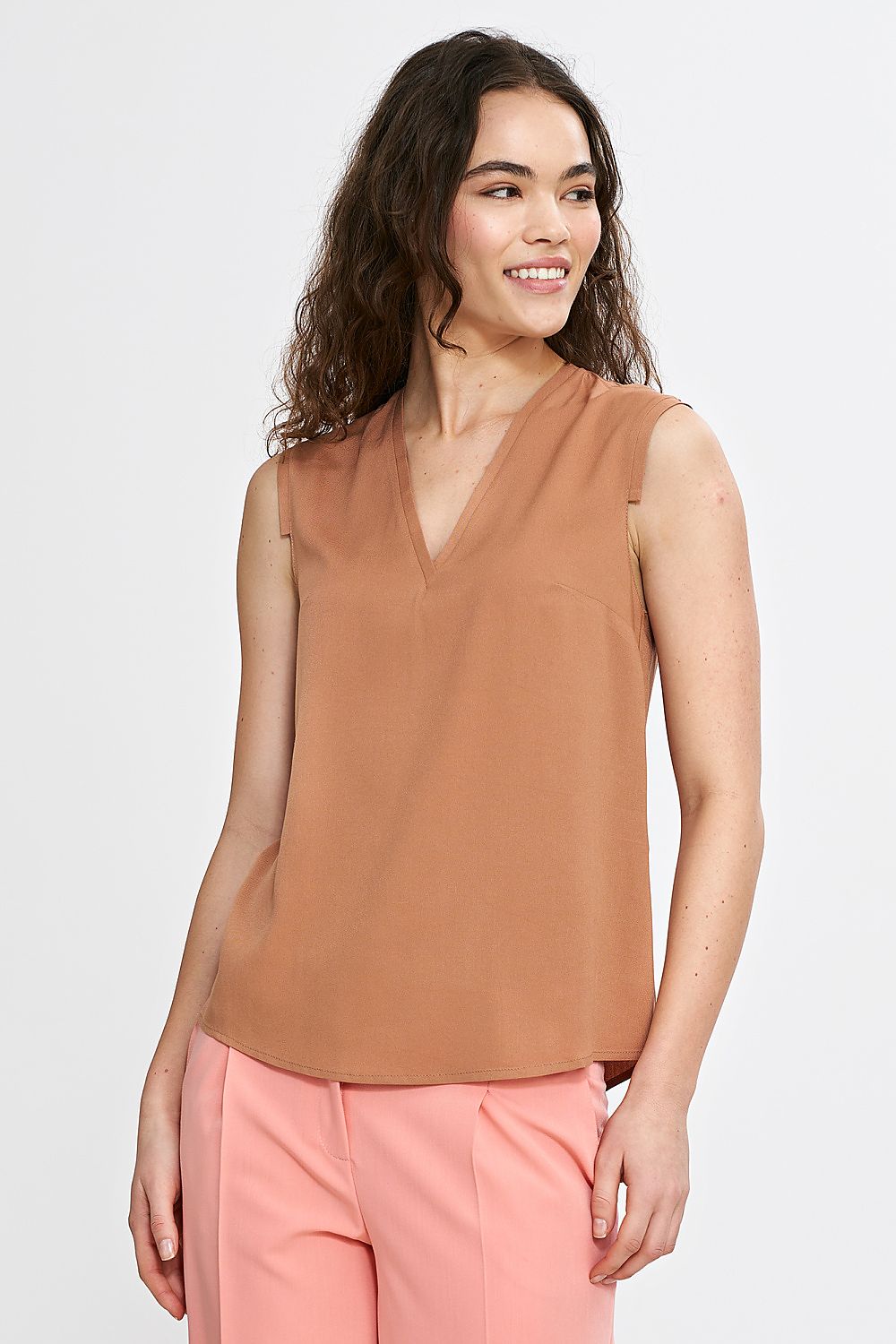 Close-up of Nife's luxurious viscose blouse, emphasizing the refined V-neck and sleeveless cut, designed for comfort and style in every occasion.