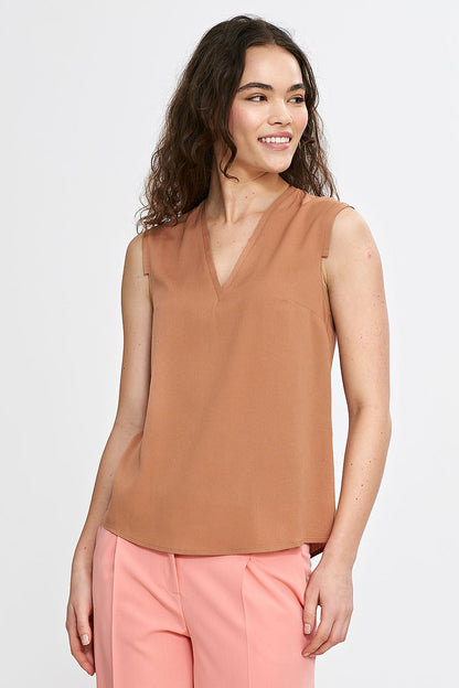 Close-up of Nife's luxurious viscose blouse, emphasizing the refined V-neck and sleeveless cut, designed for comfort and style in every occasion.