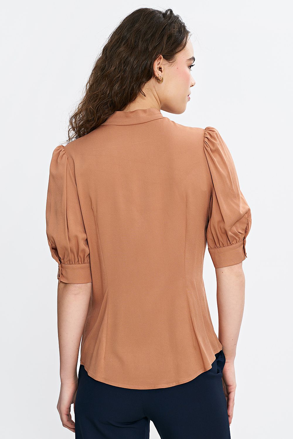 Chic Nife viscose blouse with a regular cut, elegantly designed with a V-neckline and delicate puff sleeves, ideal for both casual and sophisticated looks.