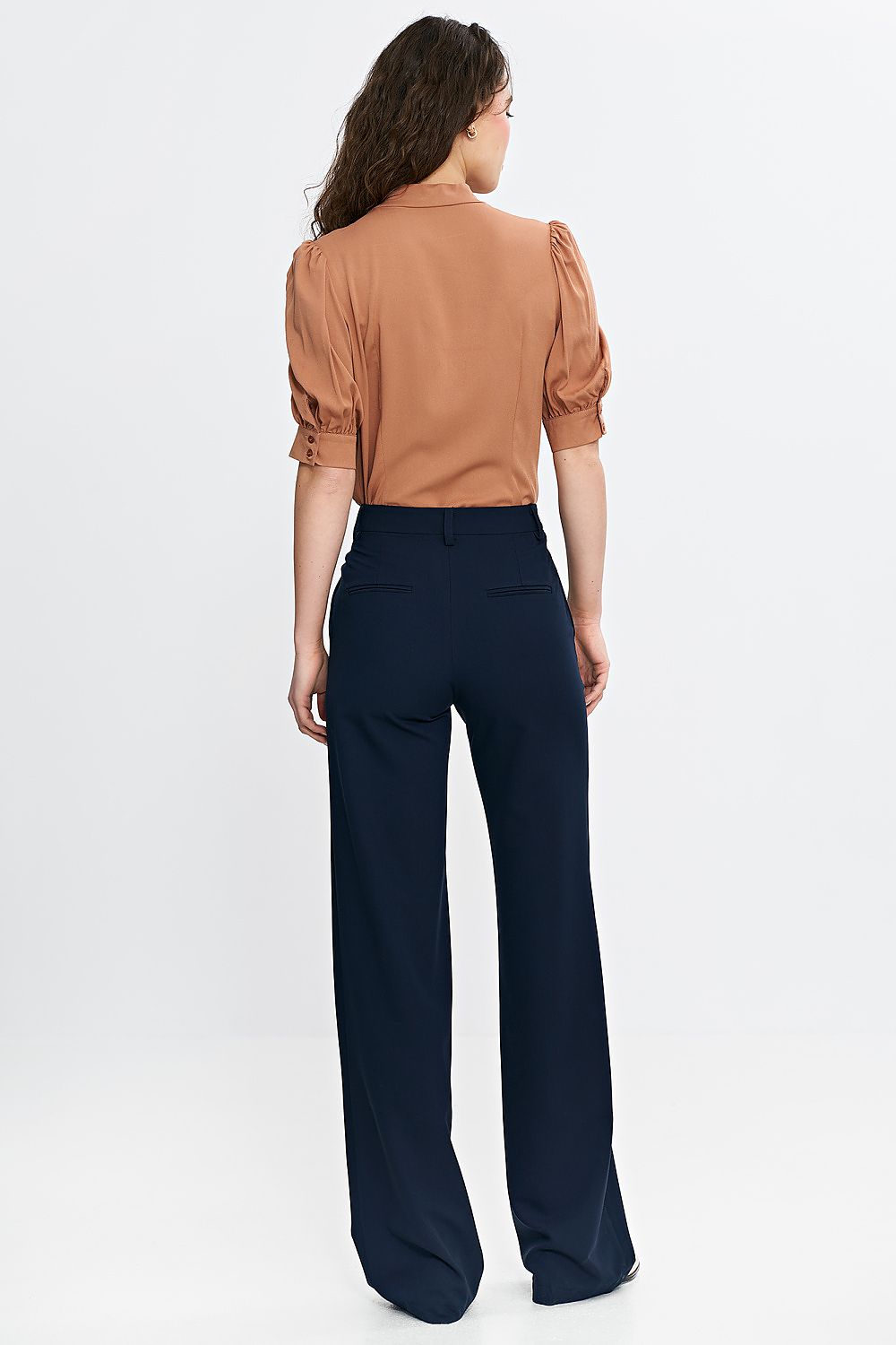 Stunning Nife blouse with an eye-catching V-neckline and pretty puff sleeves in lightweight viscose, suitable for daily wear or special events.