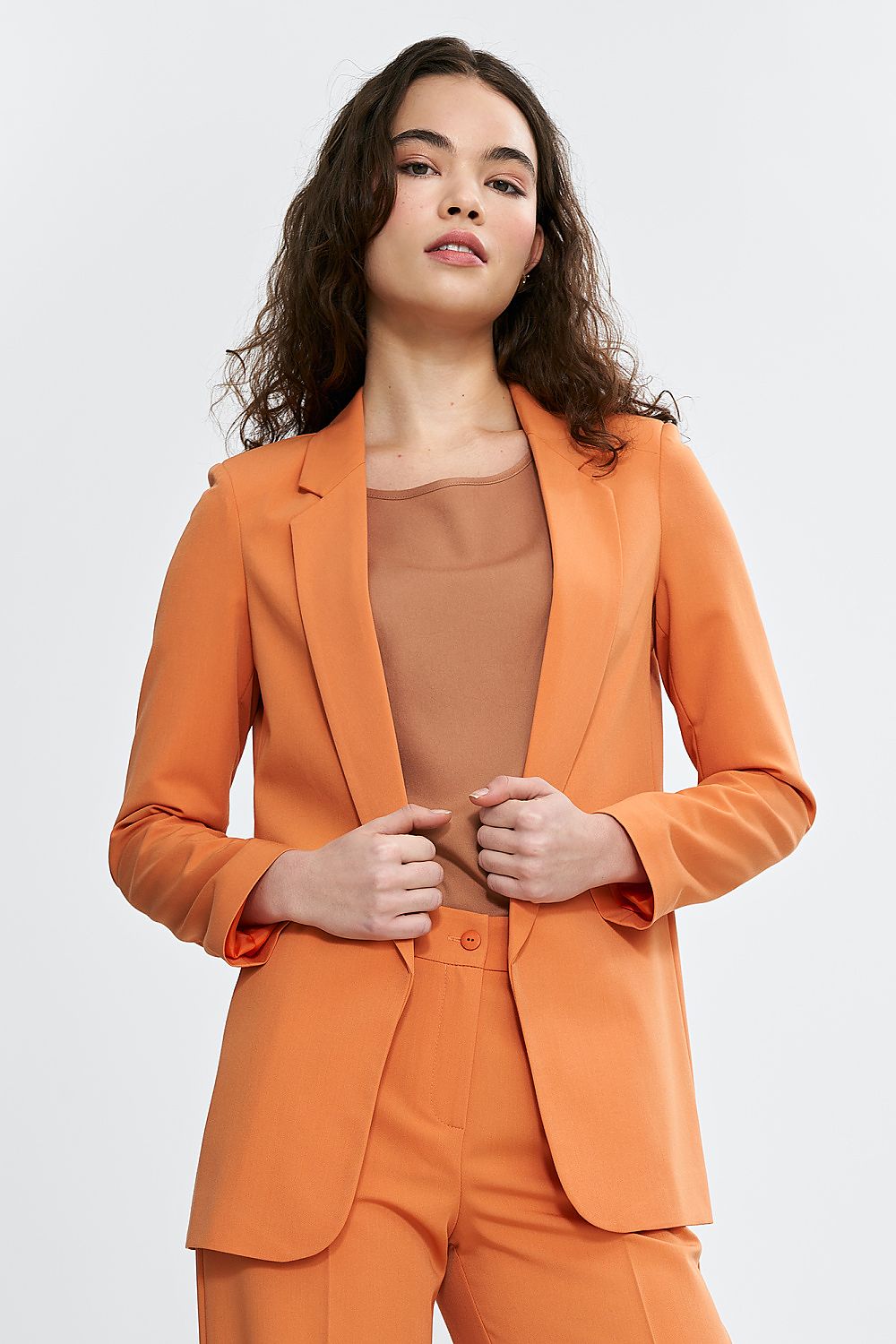 Elegant women's blazer with shoulder pads in a loose fit by Nife, perfect for both casual and formal occasions.