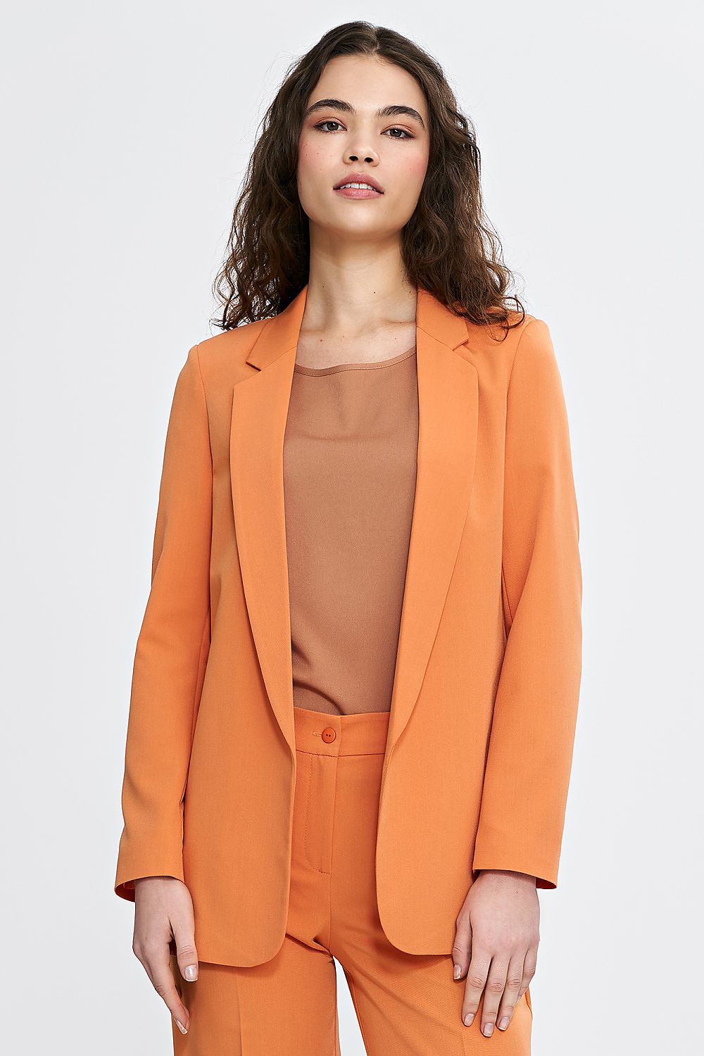Chic women's blazer featuring sophisticated lapels and shoulder pads, ideal for a luxurious style by Nife.