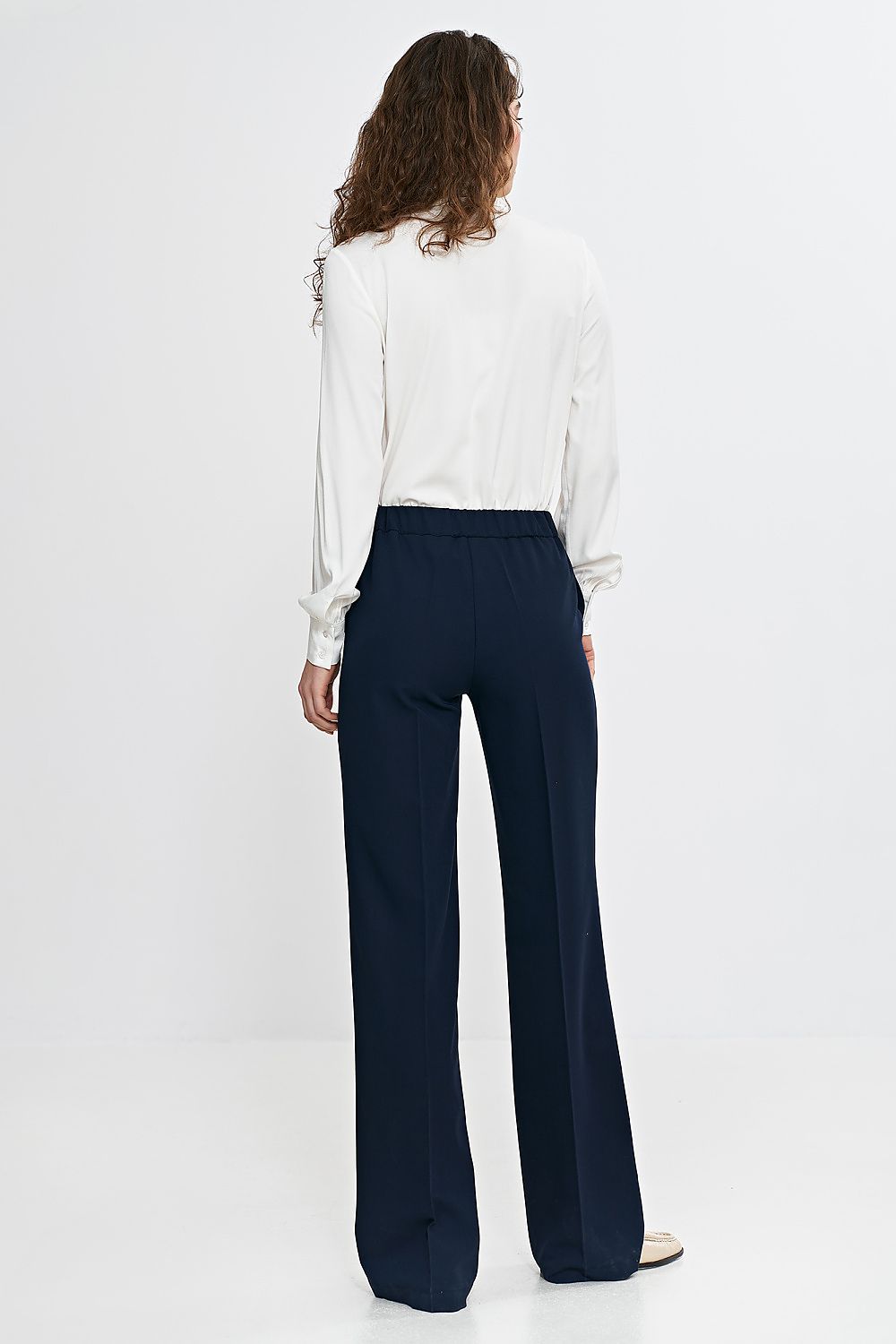 Elegant wide leg trousers for women by Nife, featuring a regular fit and classic style with pressed creases and comfortable elastic waistband.