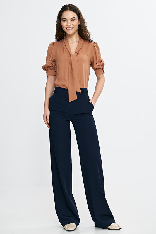 Elegant high-waist bootcut trousers for women in luxurious fabric by Nife, showcasing a tailored fit that flatters the silhouette.