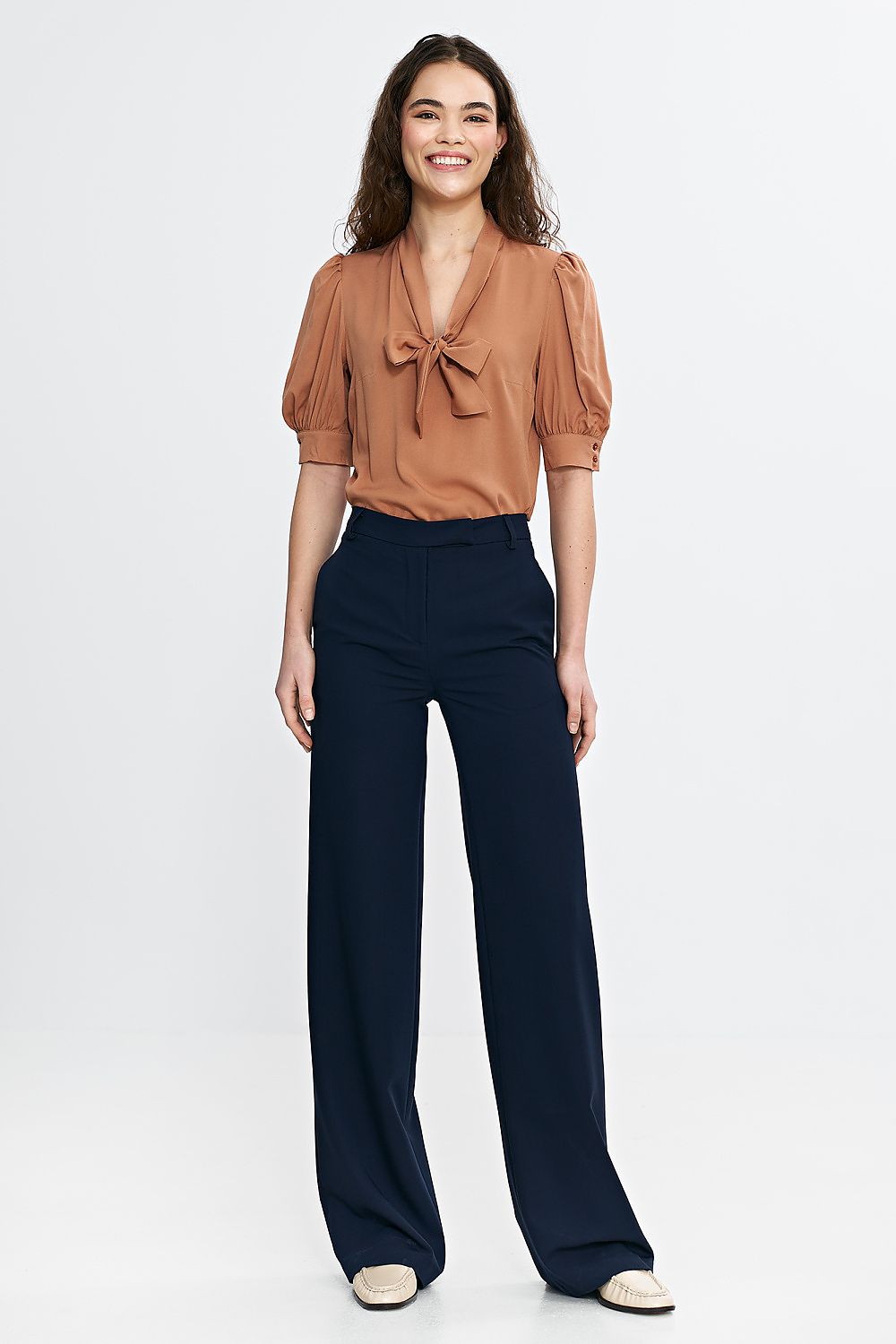 Close-up of the elegant bootcut trousers by Nife, featuring a chic high-waist design and functional side pockets for a sophisticated look.