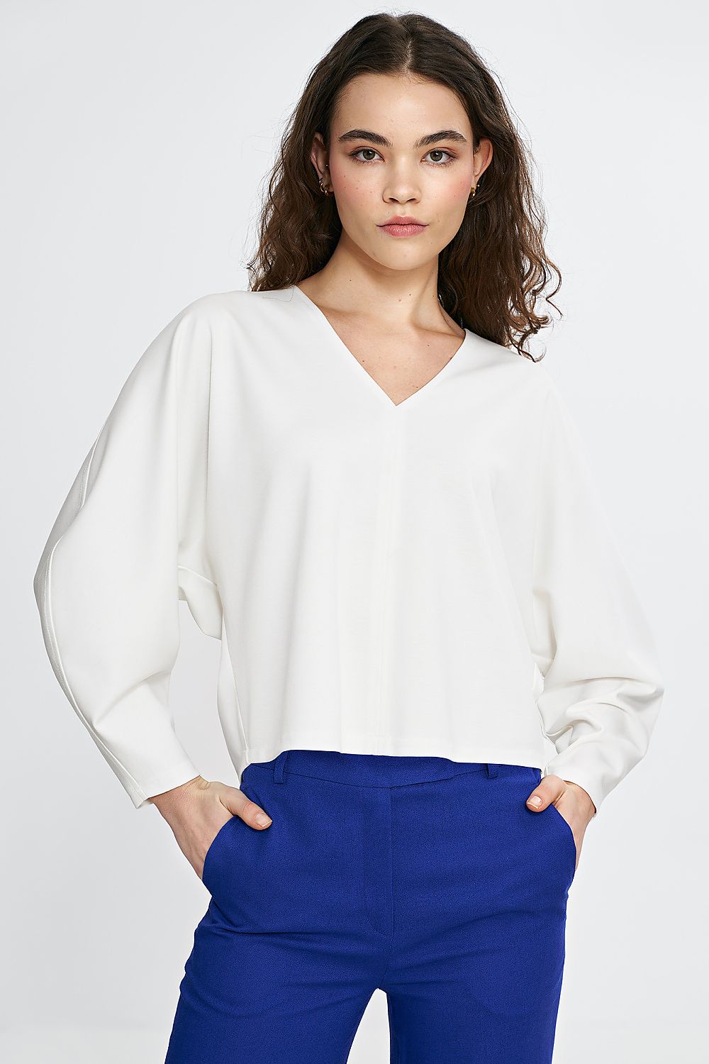 Chic Nife oversized V-neck blouse with stylish balloon and batwing sleeves, ideal for dressing up or down, made from a soft, luxurious viscose blend.