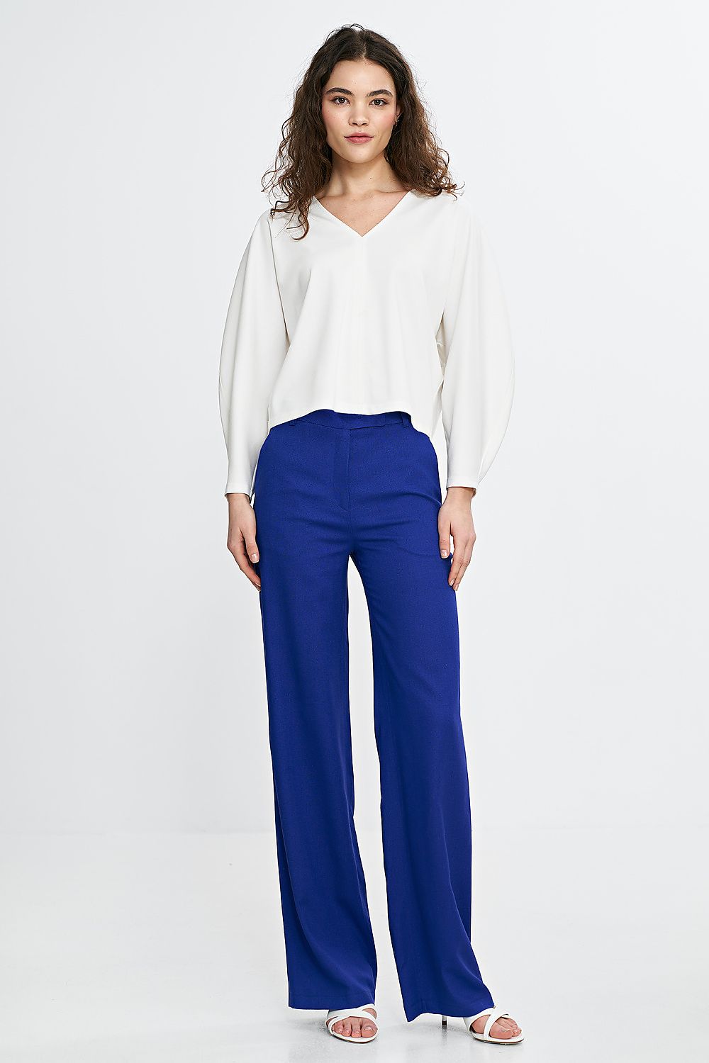 Sophisticated Nife oversized blouse in soft viscose blend, featuring a flattering V-neck and unique balloon-batwing sleeves, perfect for modern, elegant attire.