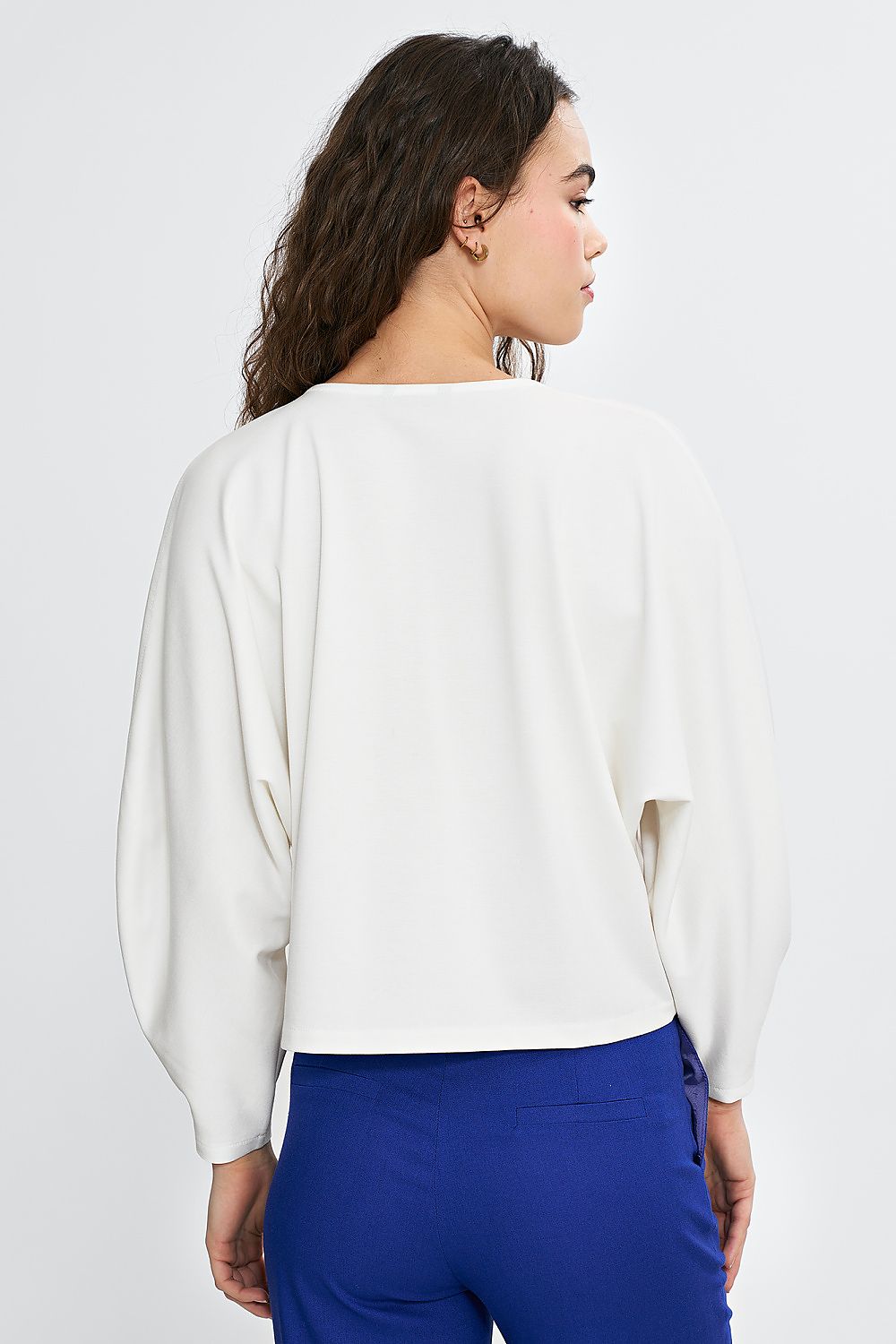 Nife luxurious oversized blouse with balloon and batwing sleeves, crafted from a soft viscose blend, combining comfort with high fashion for sizes EU 36-42.