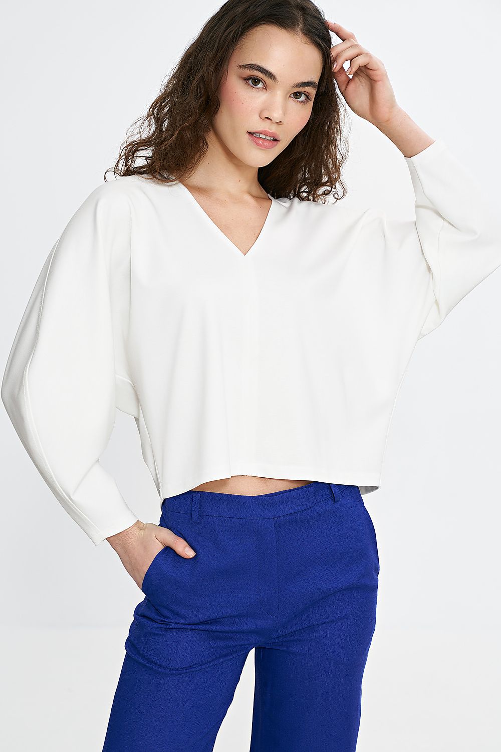 Luxurious Nife oversized V-neck blouse featuring elegant balloon and batwing sleeves in a soft viscose blend, ideal for sophisticated everyday and special occasion attire.