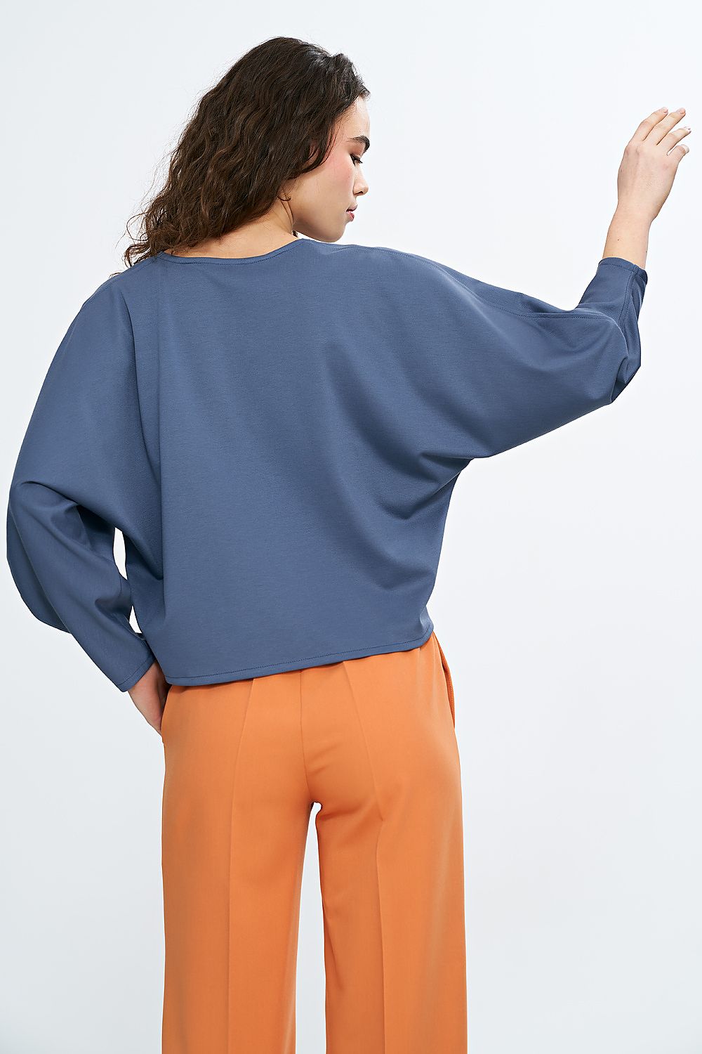 Chic Nife oversized V-neck blouse in a luxurious soft fabric with balloon sleeves, a perfect addition to your luxury wardrobe for both casual and elegant settings.