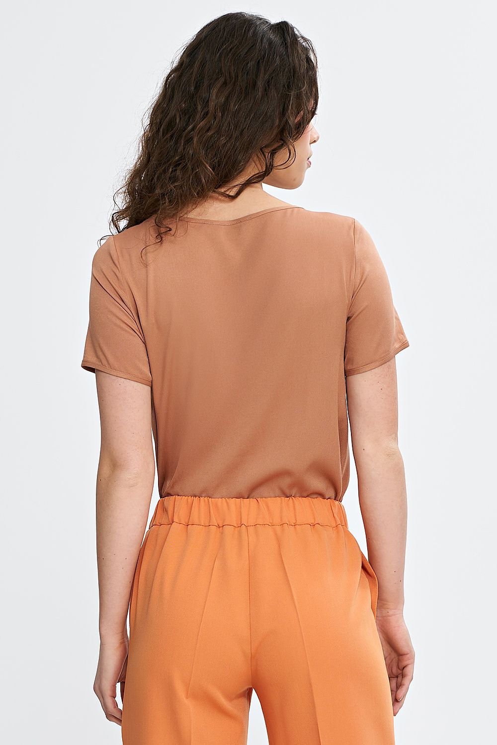 Nife's luxurious viscose blouse with a refined boat neckline and short sleeve design, ideal for both casual and formal outfits, available in EU sizes 36-42.