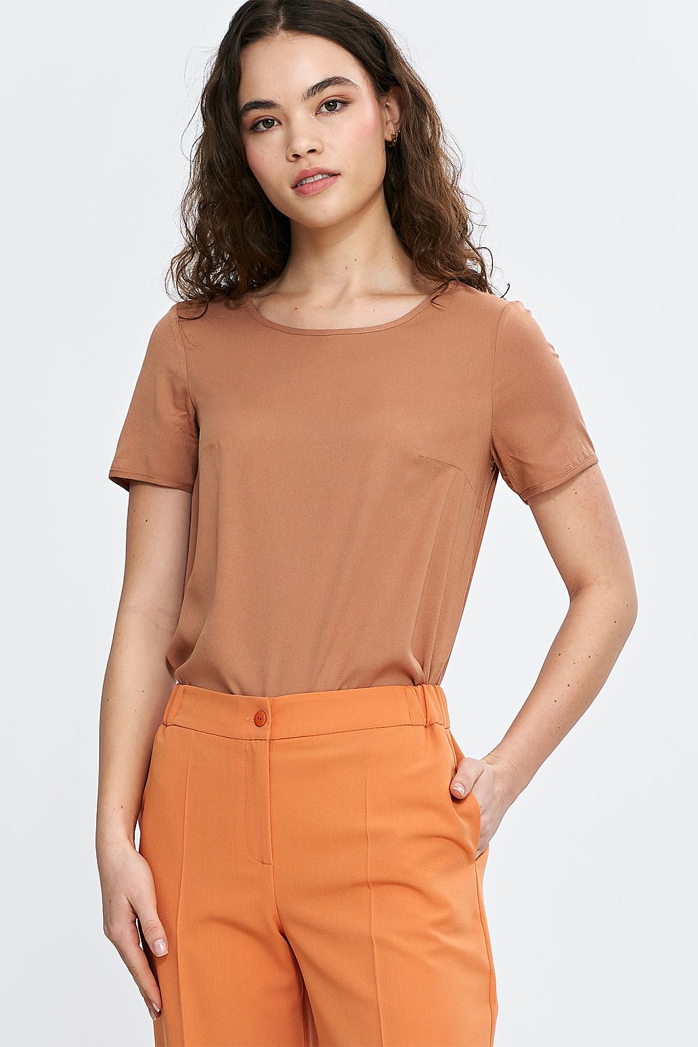 Stylish, comfortable viscose blouse by Nife showcasing a boat neckline and elegant short sleeves, perfect for versatile wardrobe options in EU sizes 36-42.