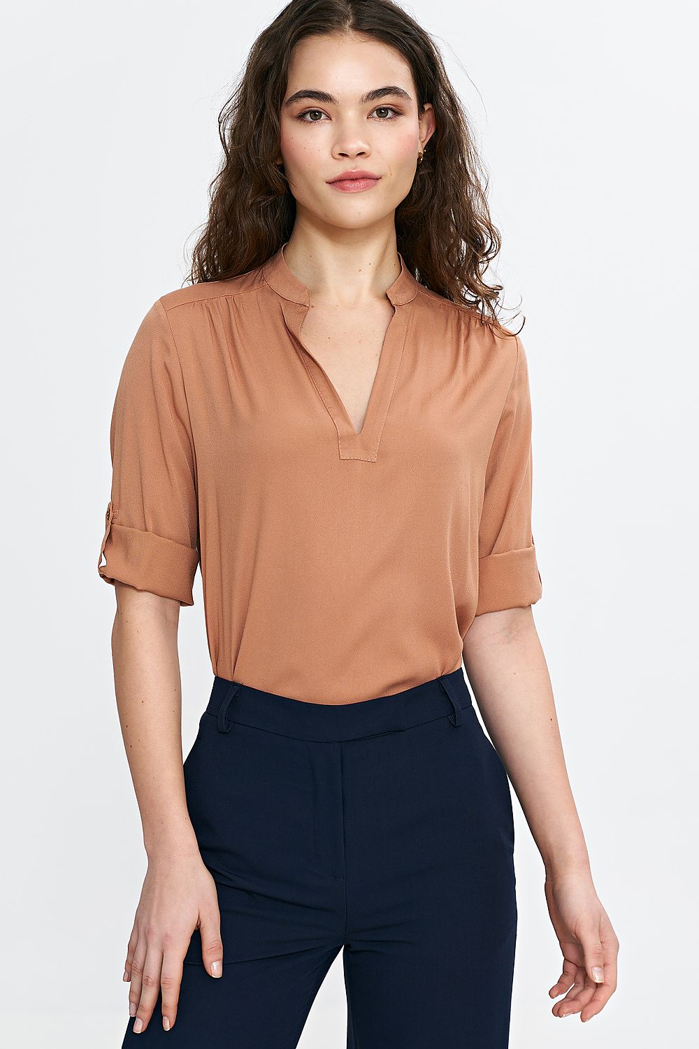 Elegant light viscose blouse by Nife with adjustable cuffed sleeves, showcasing a luxurious V-neck design, ideal for sophisticated casual wear.