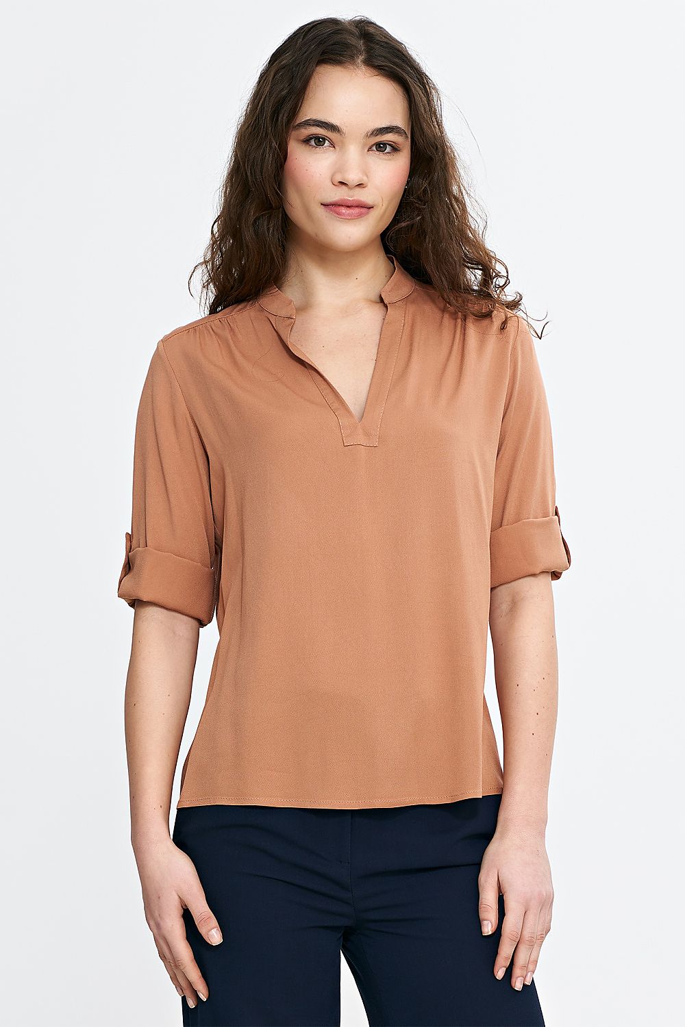 Elegant light viscose blouse with adjustable cuffed sleeves by Nife, showcasing a stylish V-neck and feminine pleats, perfect for chic everyday wear in sizes EU 36-42.