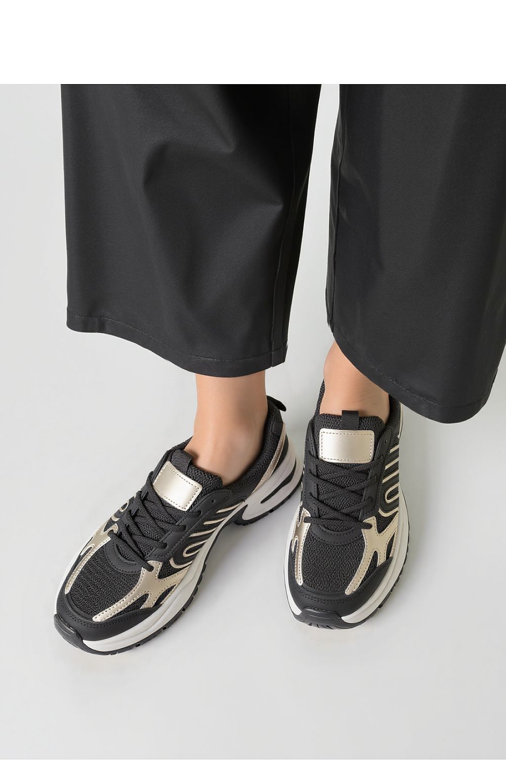 Elegant Ynova Black Women's Sneakers by Inello, featuring a modern design and breathable mesh for utmost comfort, ideal for stylish urban wear.