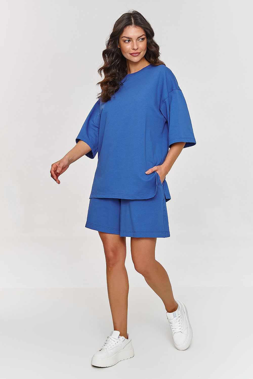 Stylish blue tracksuit set for women by Makadamia, featuring oversized t-shirt and comfortable shorts, perfect for casual and athletic wear.