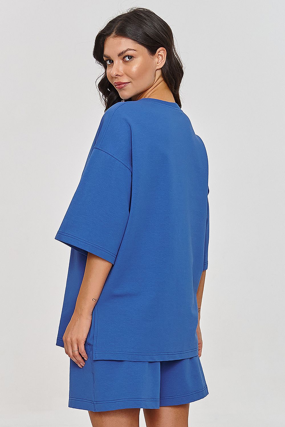 Elegant blue tracksuit back view for women by Makadamia, highlighting the loose fit and modern design of the oversized t-shirt and shorts.