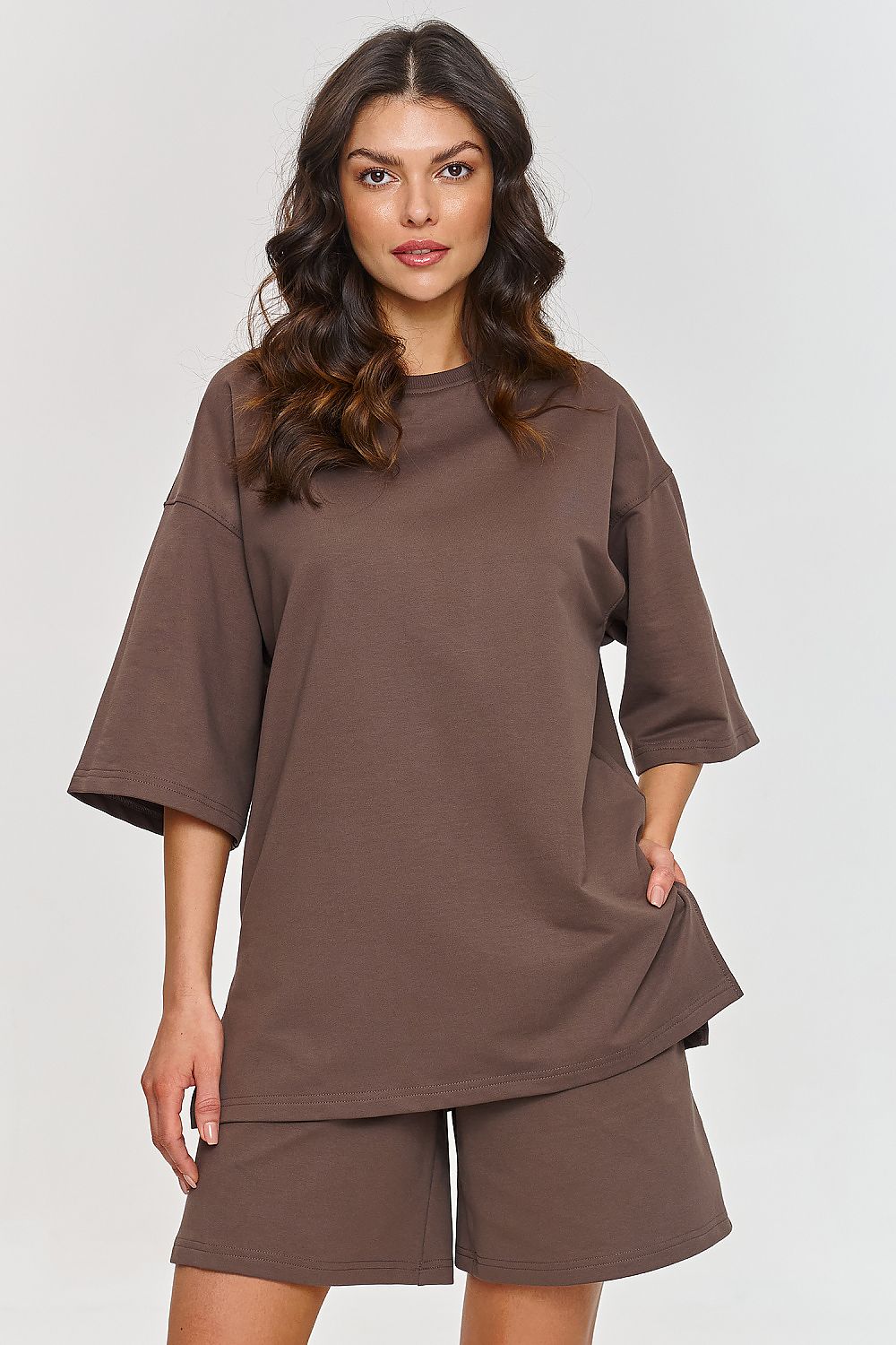 Chic brown tracksuit set for women from Makadamia, composed of an oversized t-shirt and matching shorts, exemplifying luxury comfort for everyday wear.
