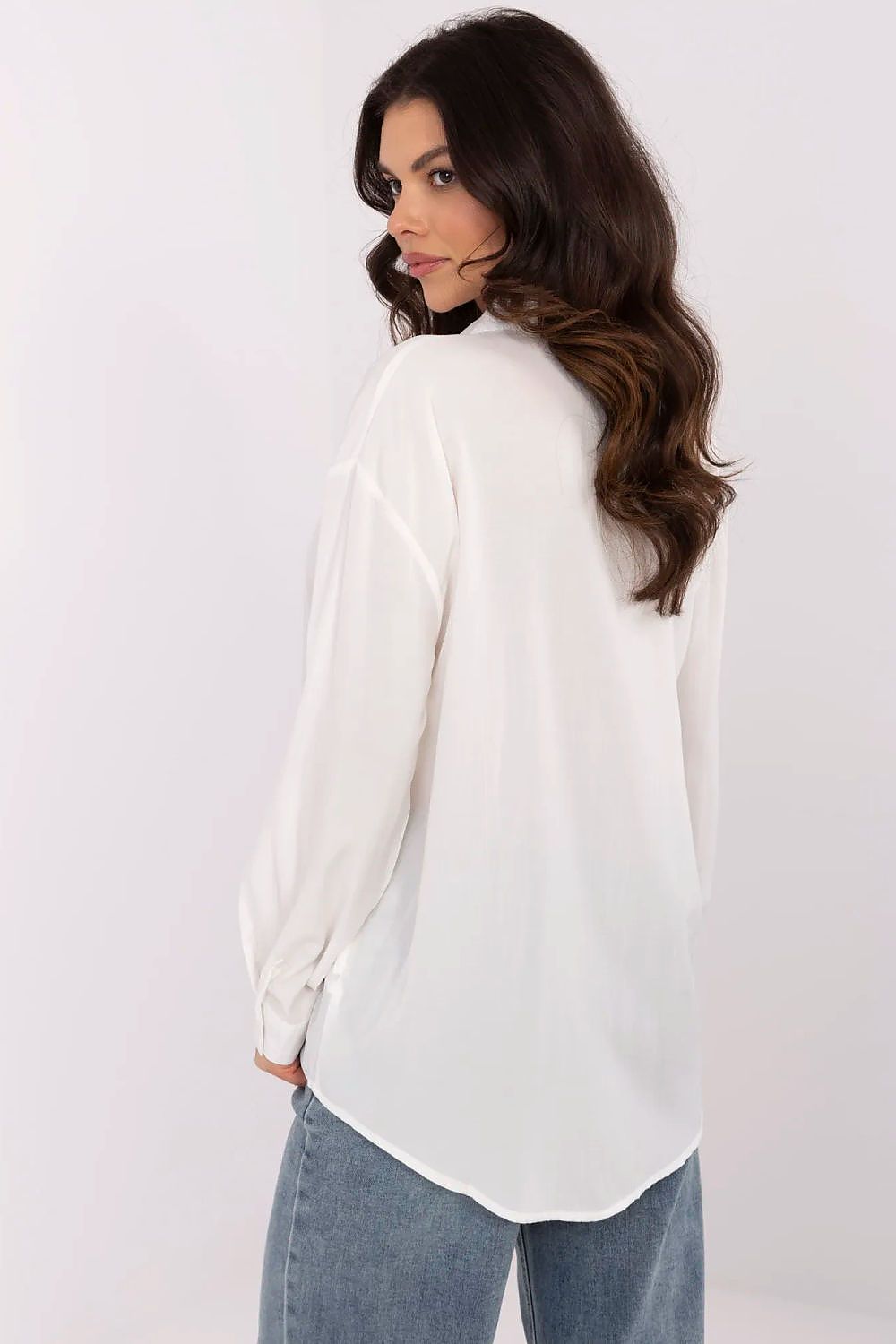 Back view of NM's elegant women's white shirt, highlighting the soft fabric and classic design, perfect for a refined and luxurious wardrobe.