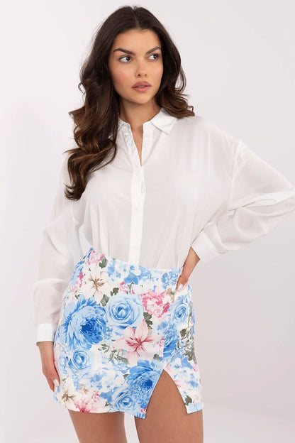 Elegant floral skort pants by Italy Moda, featuring a beautiful blue floral pattern, paired with a chic white blouse. A stylish look perfect for versatile occasions.