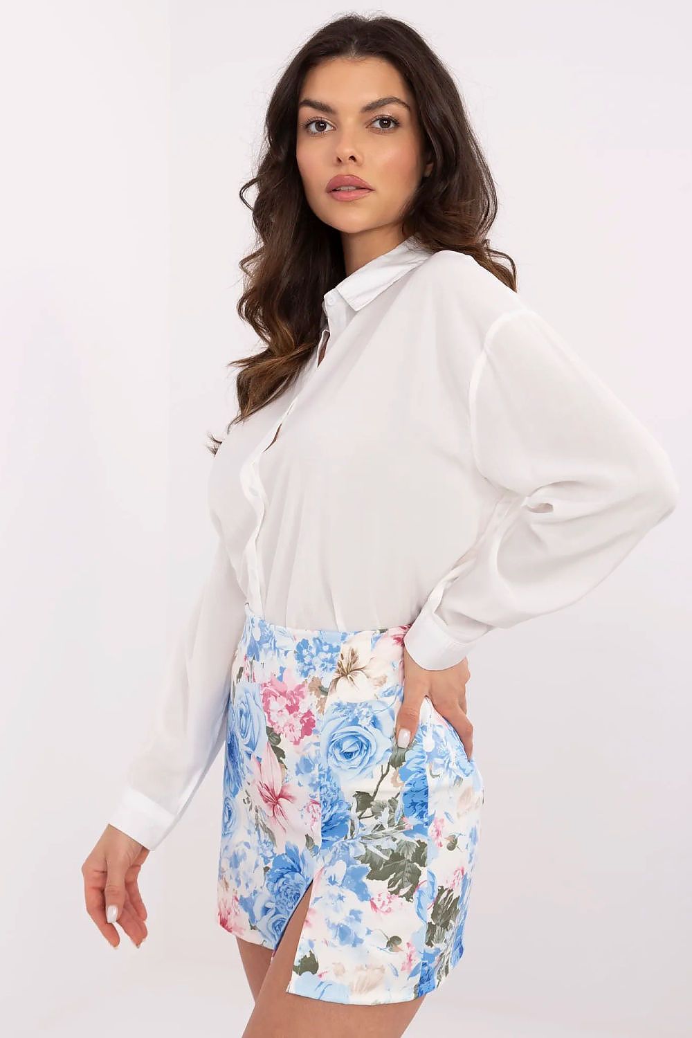 Side view of the elegant floral skort pants by Italy Moda, showcasing the feminine silhouette and vibrant floral design, ideal for luxurious summer wear.