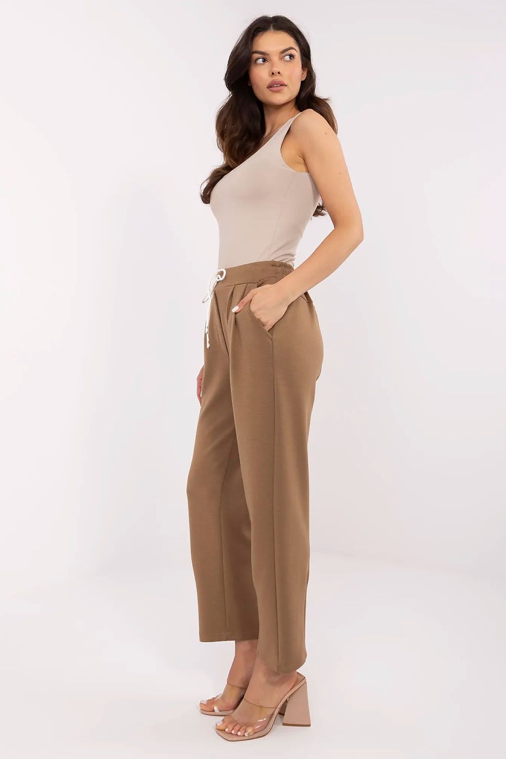 Italy Moda fashionable high waist beige sweatpants for women, featuring a relaxed fit and side pockets, styled with a beige top, ideal for comfortable, luxe outfits.