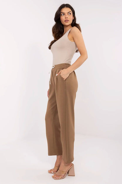 Italy Moda fashionable high waist beige sweatpants for women, featuring a relaxed fit and side pockets, styled with a beige top, ideal for comfortable, luxe outfits.