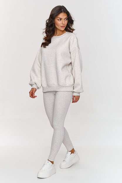 Fitted leggings included in the Makadamia luxury women's sweatsuit set, blending elegance and comfort for everyday wear.