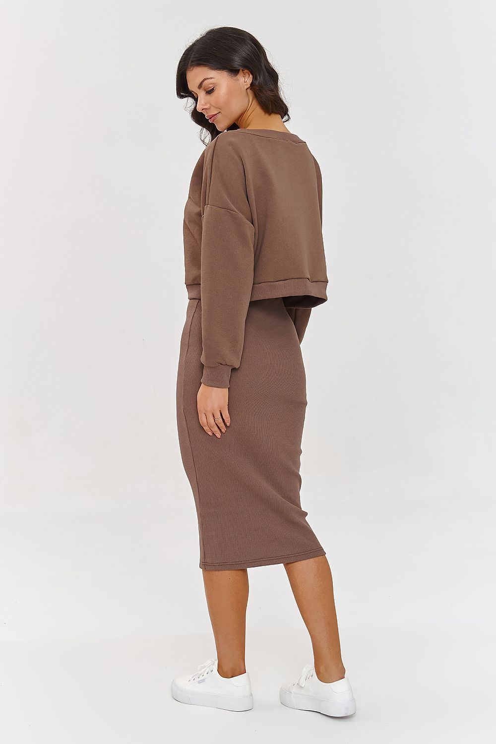 Display of the complete Elegant Women's Midi Tracksuit Set by Makadamia, perfect for sophisticated casual occasions and home relaxation.