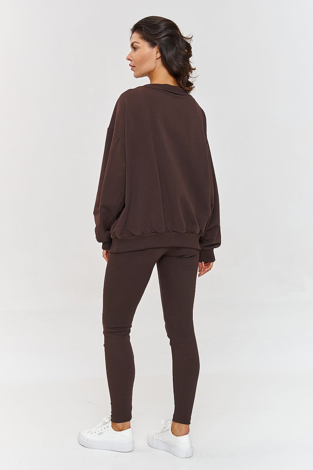 Fitted ribbed leggings from Makadamia, enhancing feminine silhouette for a chic look.