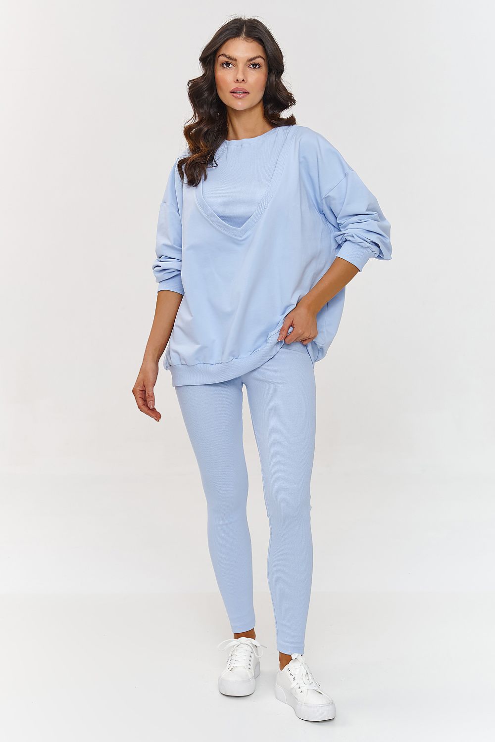 Elegant oversized sweatshirt and fitted ribbed leggings tracksuit set for women by Makadamia, ideal for combining comfort and style.