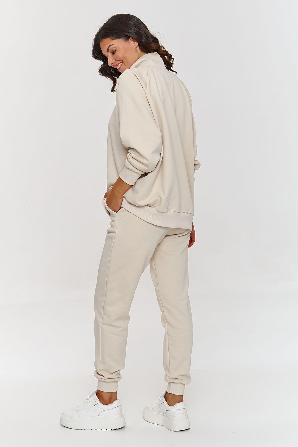 Comfortable sweatpants with ribbed cuffs from Makadamia, featuring a versatile design made from high-quality cotton blend, ideal for chic, everyday comfort.
