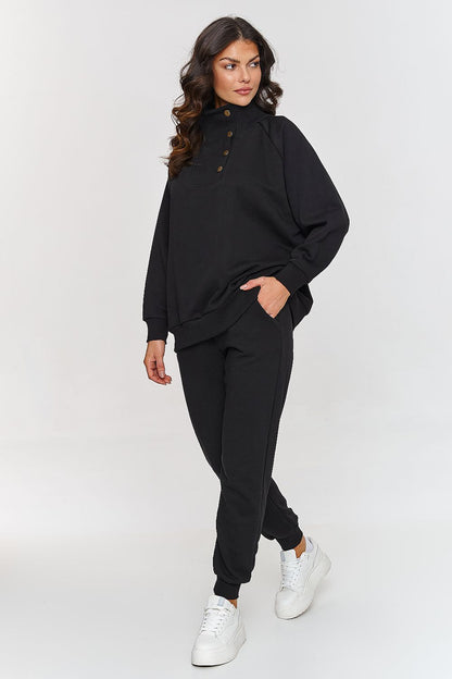 Casual luxury embodied in Makadamia's stylish sweatpants and blouse set, designed for perfect fit and ultimate comfort for any occasion.