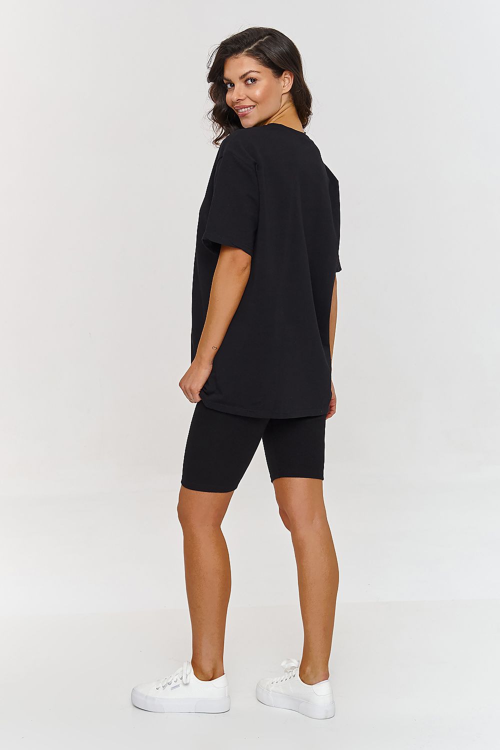 Trendy oversized fit cotton t-shirt by Makadamia, complemented by a fitted ribbed collar, ideal for a chic summer look.