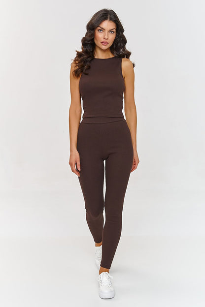 Chic ribbed top from Makadamia, artfully designed with a round neckline, complements the 3-in-1 set for effortless sophistication.