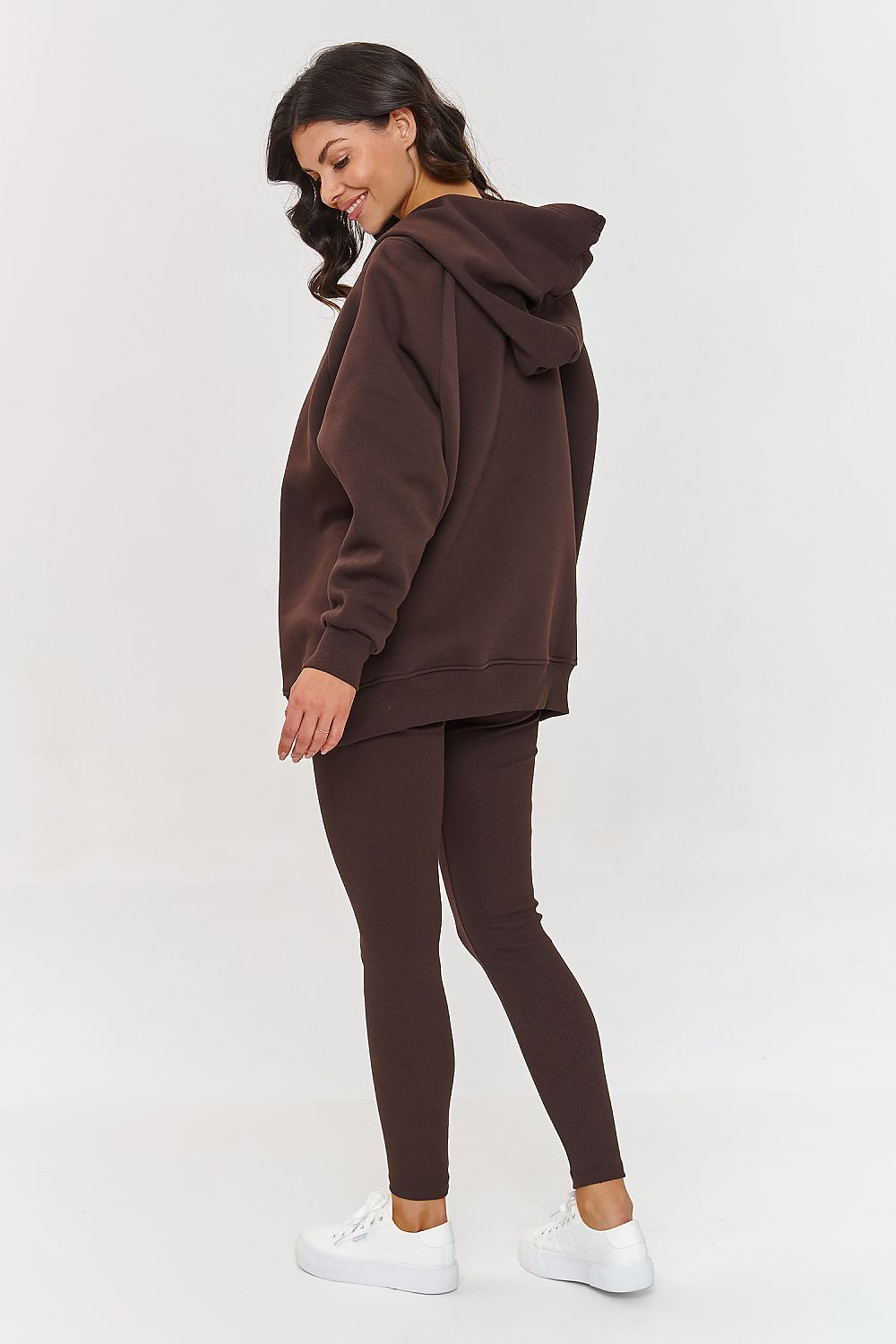 Sophisticated leggings by Makadamia, crafted from stretchy ribbed material, ideal for a stylish yet comfortable look in everyday settings.