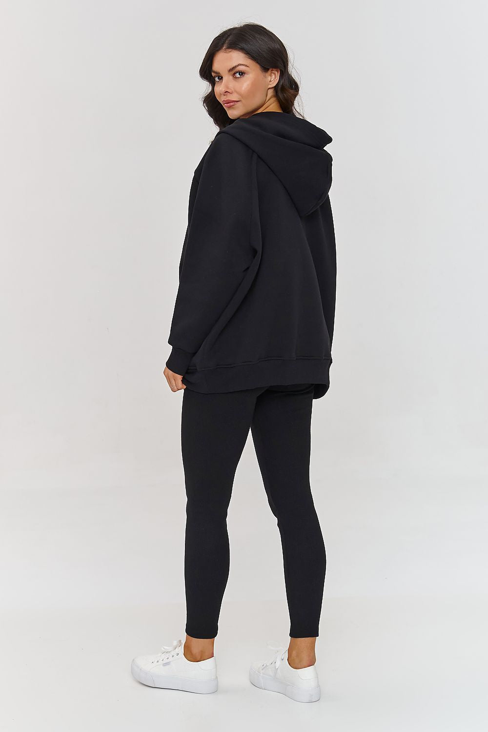 Luxurious cotton sweatshirt from Makadamia featuring a stylish buttoned collar, ideal for fashionable everyday wear.