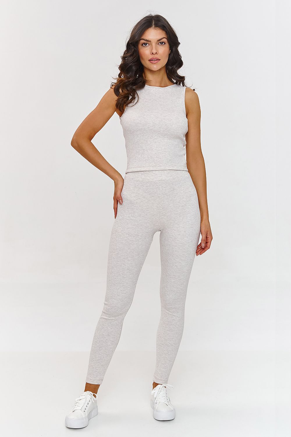 Chic and comfortable leggings by Makadamia, designed with a flattering fit that hugs the silhouette.