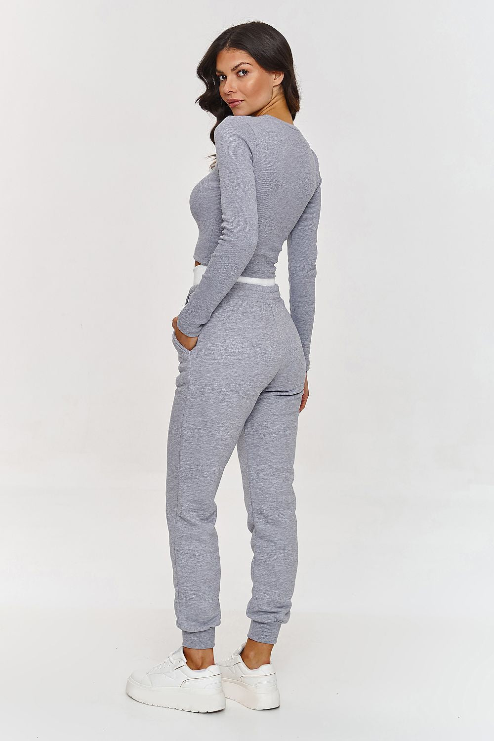 Comfy sweatpants from Makadamia, featuring an elastic waistband and minimalist design, ideal for a relaxed luxury look in cotton set size 36-38.