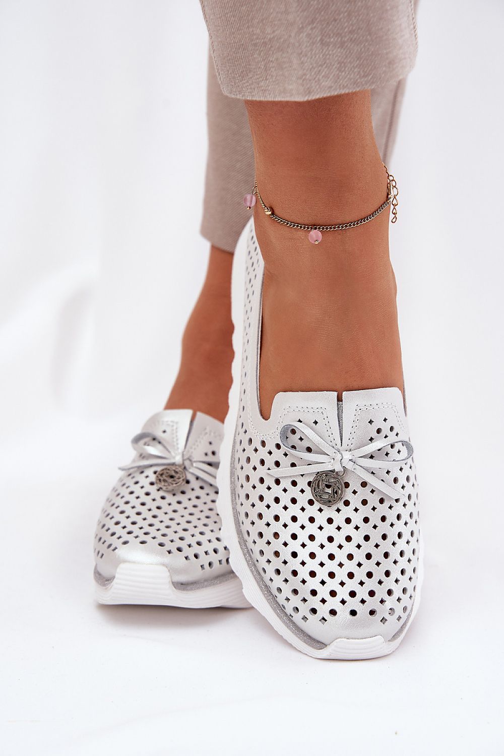 Step in Style stylish women's oxford shoes made from premium natural leather, featuring a sequined platform and refined design for versatile fashion.